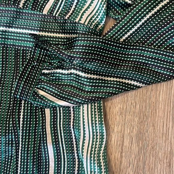 Tahari Women's Green Silk V-Neck Empire Waist Tie Back Dress Size 4 - Picture 3 of 10